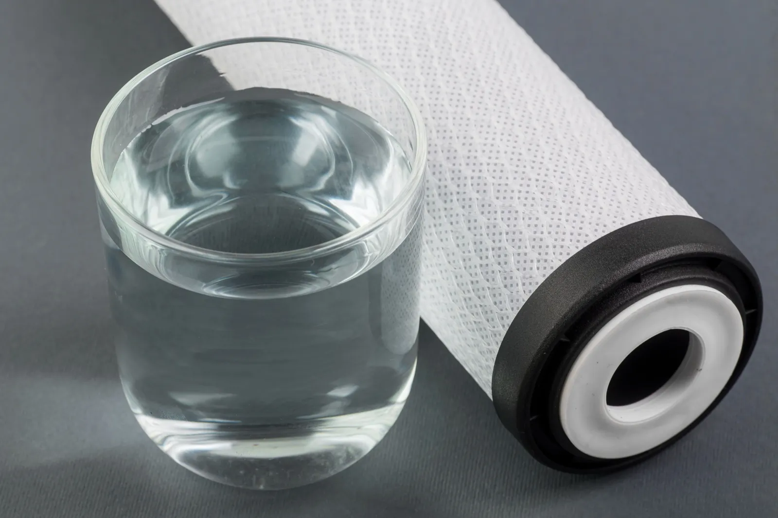 Verre d'eau adoucie et cartouche adoucisseur WATER HOME